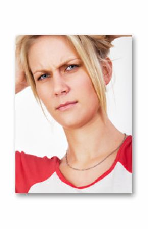 Junge blonde Frau runzelt nachdenklich die Stirn