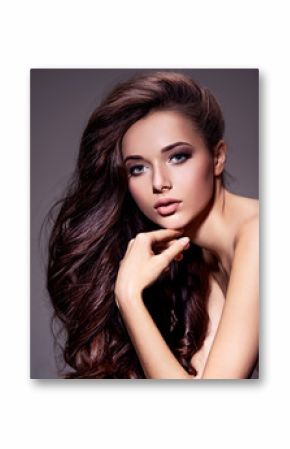 Portret pięknej młodej kobiety o długich brązowych włosach