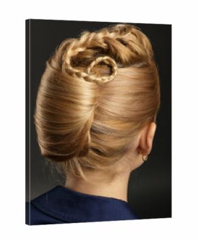 Blondynka kobieta w fryzurze koku