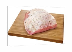 Tábua de servir com pernil suíno desossado isolado em fundo transparente