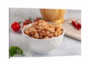 Canned white beans in the bowl