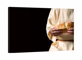 Man's hans holding fresh bread