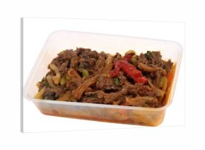 Barquette en plastique de viande de bœuf aux légumes en gros plan isolée sur fond blanc