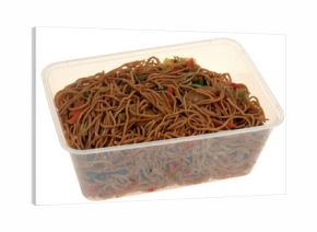 Barquette en plastique de nouilles sautées en gros plan isolée sur fond blanc