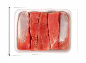 bandeja de isolado com pedaços de carne bovina crua isolado em fundo transparente