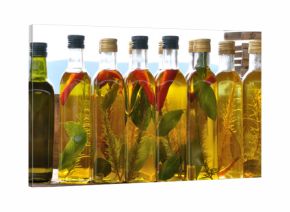 Butelki z oliwą z oliwek i przyprawami.