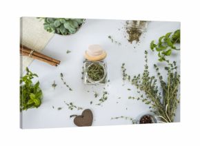 Świeży tymianek w słoiczku w otoczeniu innych ziół