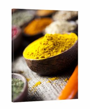 Curry, Wooden bowl spice 