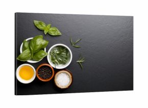 Przyprawy na czarnym kamiennym tle