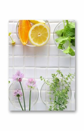 Świeże zioła, owoce i warzywa w szklanych miskach na płytkach XXL