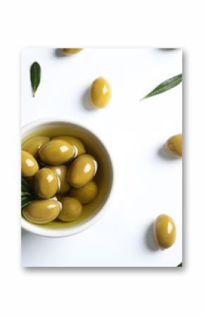 Mieszkanie świeckich skład ze świeżych oliwek w oleju na białym tle