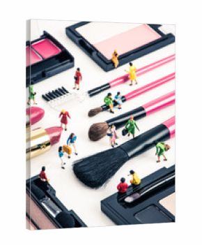 化粧品とミニチュア人形