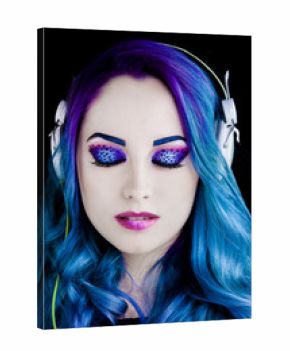 Portrait d'une jolie fille aux cheveux bleu écoutant de la musique, les yeux fermés