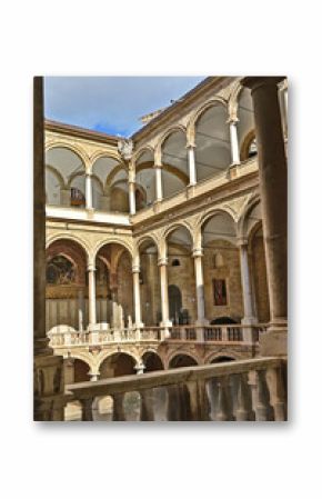 Palermo,  Palazzo dei Normanni, la corte ed i colonnati del palazzo - Sicilia