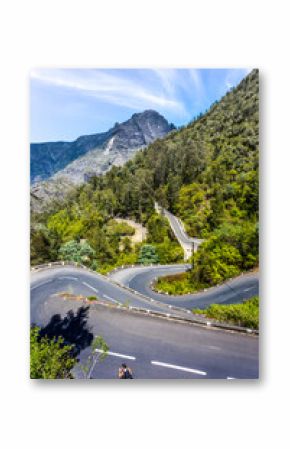 Route en lacets dans le cirque de Cilaos, île de la Réunion 