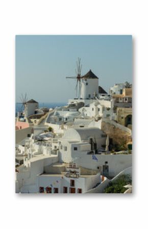 Moulins à vent et maisons blanches sur l'île de Santorin à Oia avec vue sur la mer Méditerranée.