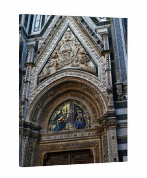 Mosaïque au-dessus d'une porte de la cathédrale Santa Maria del Fiore à Florence