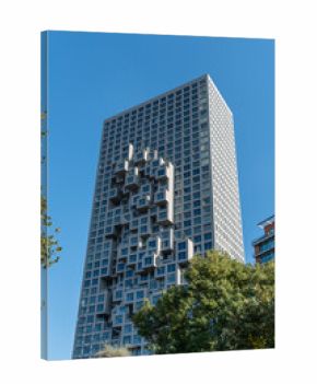 Moderner Wolkenkratzer mit ungewöhnlicher Fassadenstruktur, Tirana, Albanien