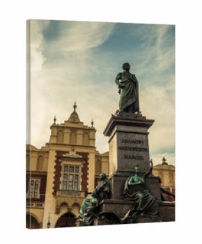 Monumento en honor del poeta y patriota polaco Adam Mickiewicz frente a la Lonja de los Paños, en la plaza mayor de Cracovia (Polonia).