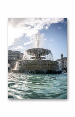 Laufender Springbrunnen mit viel Wasser und blauen Himmel