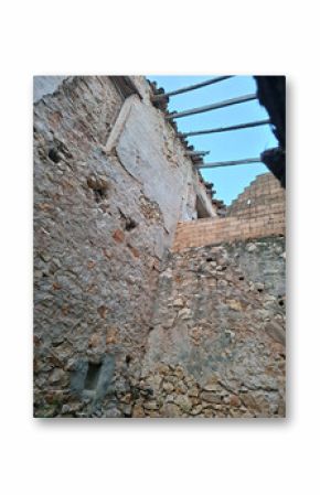 Ruins of an ancient stone house in Spain reveal historical architecture and craftsmanship from centuries past