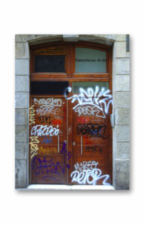 puerta de entrada a una casa pintada con grafitis y palabras, falta de civismo