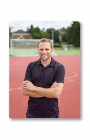 sportler steht auf dem sportplatz