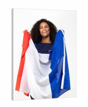 Portrait d'une jeune supportrice de l'équipe de France de football portant un chapeau , des lunettes tricolore et une écharpe de son équipe 