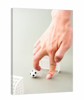 人間の指でプレイしているサッカー