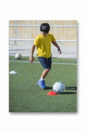 Niño en un entrenamiento de fútbol 7, deportes de equipo para actividades extraescolares