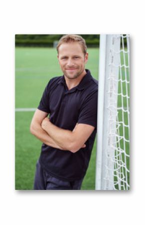 mann lehnt an einem fußballtor auf dem sportplatz