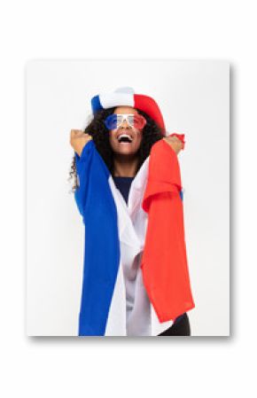 Portrait d'une jeune supportrice de l'équipe de France de football portant un chapeau , des lunettes tricolore et une écharpe de son équipe 