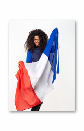 Portrait d'une jeune supportrice de l'équipe de France de football portant un chapeau , des lunettes tricolore et une écharpe de son équipe 