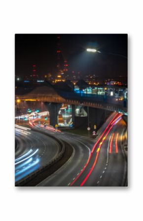 Widok na oświetloną panoramę miasta nocą