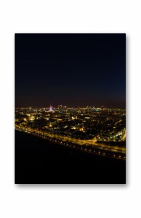 Warszawa nocą rozświetlona przez uliczne latarnie, nocny krajobraz z lotu ptaka