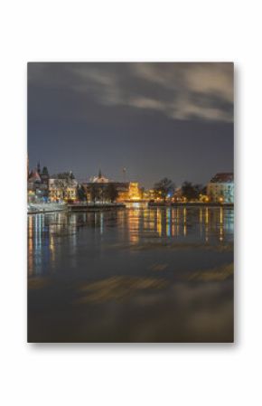 Piękne miasto Wrocław z fotografowane nocą.