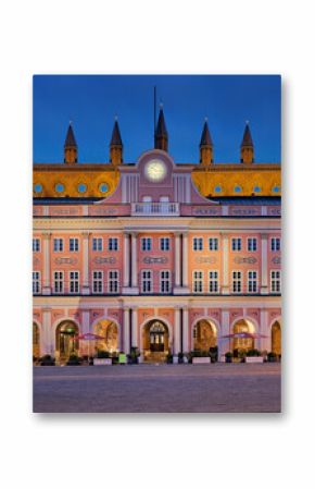 Rostock stare miasto niemiecki ratusz nocą