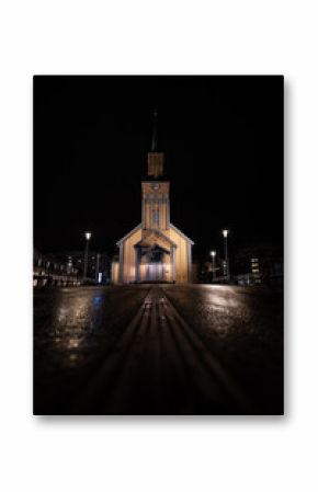 Symetrycznie, kościół nocą w Tromso, Norwegia