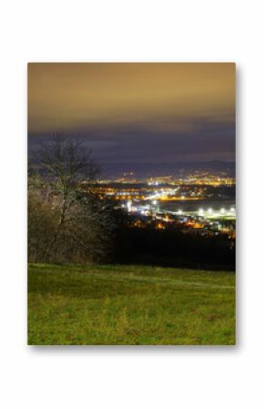 Miasto Nowy Sącz w Polsce nocą.