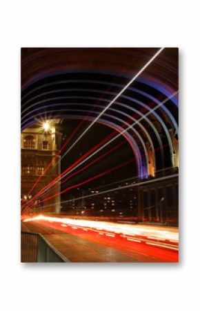 Most Tower Bridge w Londynie, nocą, kolorowo podświetlony, smugi świetlne od poruszających się pojazdów, długi czas naświetlania