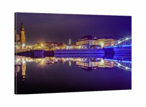 Opole (Polska) panorama starego miasta w nocy nad Odrą