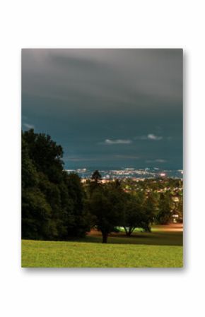 Nocny widok na Oslo, stolicę Norwegii z Carl Kjelsens park