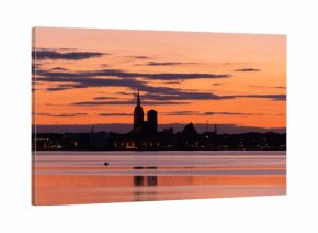 Stralsund bei Nacht - Sonnenuntergang. Blick auf die Stadt von Altefähr auf Insel Rügen, Deutschland 2021