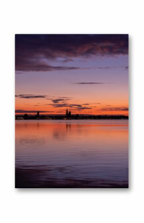 Stralsund bei Nacht - Sonnenuntergang. Blick auf die Stadt von Altefähr auf Insel  Rügen, Deutschland 2021 