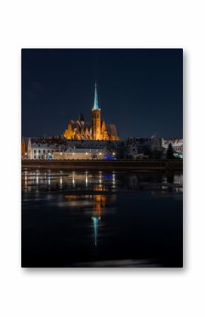 Piękne miasto Wrocław z fotografowane nocą. Widok na Ostrów Tumski 
