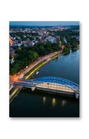 Most Piłsudskiego w Krakowie. Widok na miasto nocą z góry
