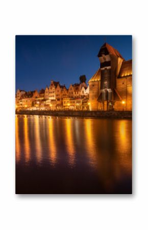 Gdańsk at night, a view of the Motława River, Gdańsk Granary and Gdańsk Old Town. Gdańsk nocą, widok na Motławę, Spichlerz Gdański i gdańską starówkę w odbiciu Motławy. 