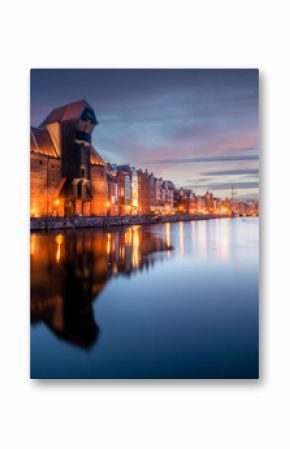 Gdańsk after sunset, a view of the Motława River, Gdańsk Granary and Gdańsk Old Town. Gdańsk po zachodzie słońca, widok na Motławę, Spichlerz Gdański i gdańską starówkę w odbiciu Motławy. 