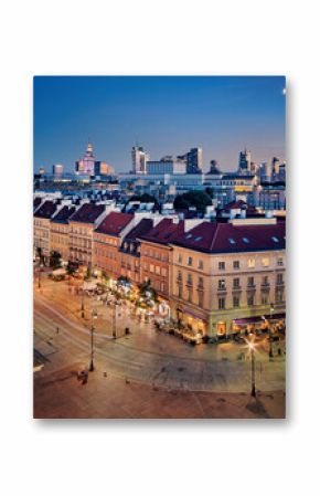 Warszawa nocą wieżowce i stare miasto, Krakowskie Przedmieście, Polska nocą
