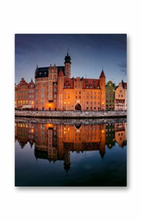 Gdańsk, Polska, port nocą, stare miasto, rzeka Motława, piękne domy, żuraw, podróż, wakacje, miasto zmierzch 